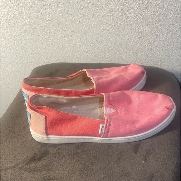 Toms Kids’ Slip-on Shoes- US size 2 - Picture 3 of 6